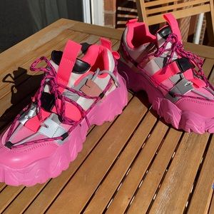 Front buckle sneakers